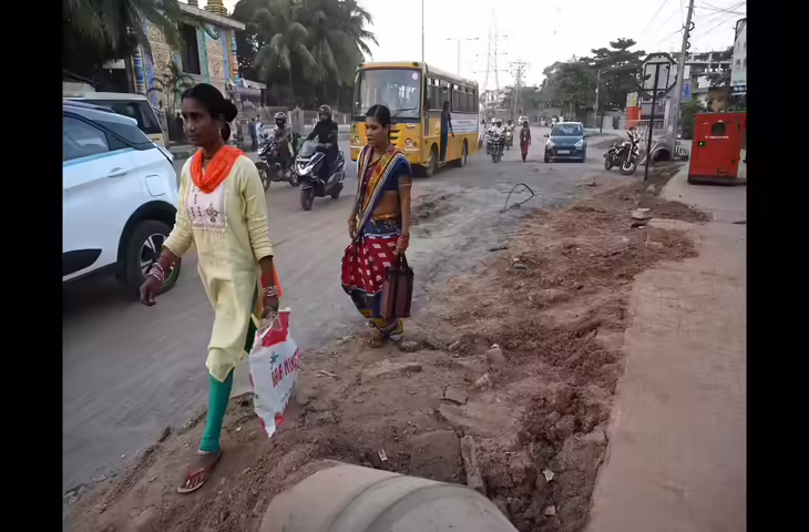 नाला निर्माण के चलते आधी सड़क बंद, दिनभर लग रहा ट्रैफिक जाम