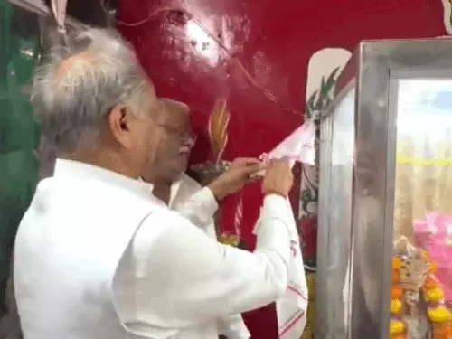 अशोक गहलोत ने तनोट माता मंदिर में किए दर्शन, नवरात्र अष्टमी पर प्रदेश की खुशहाली की कामना