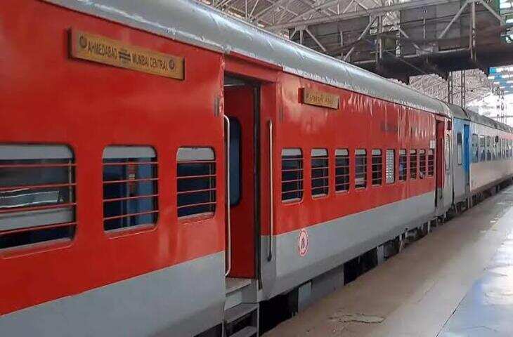 भारी बारिश से पश्चिम रेलवे पर असर, पुल पर खतरे के निशान तक पहुंचा पानी; कई ट्रेनों का संचालन प्रभावित