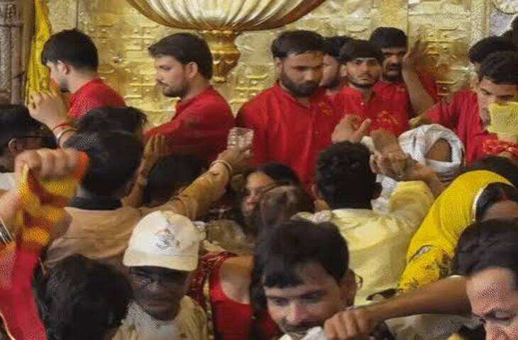 जयपुर के प्रसिद्ध मोतीडूंगरी गणेश मंदिर में गणेश चतुर्थी के अवसर पर श्रद्धालुओं की भारी भीड़ उमड़ी। मंदिर परिसर में भगवान गणेश को अर्पित की जाने वाली विशेष मेहंदी लेने के लिए बड़ी संख्या में लोग पहुंचे। हालात ऐसे रहे कि महज तीन घंटे में करीब 3500 किलो मेहंदी खत्म हो गई। मेहंदी लेने के लिए जयपुर के अलावा दिल्ली, चंडीगढ़ और आसपास के कई शहरों से भी लोग पहुंचे।  सुबह से ही मंदिर के आसपास श्रद्धालुओं की लंबी कतारें लगनी शुरू हो गई थीं। लोगों में गणेशजी को अर्पित मेहंदी प्राप्त करने को लेकर खास उत्साह देखने को मिला। जैसे-जैसे समय बढ़ा, मंदिर के बाहर और आसपास के इलाकों में भीड़ बढ़ती चली गई। बड़ी संख्या में लोगों के वाहनों से पहुंचने के कारण कई स्थानों पर यातायात भी प्रभावित हुआ और जाम की स्थिति बन गई।  बताया जा रहा है कि मोतीडूंगरी गणेश मंदिर में गणेश चतुर्थी के मौके पर मेहंदी को लेकर श्रद्धालुओं में विशेष आस्था है। यही वजह है कि हर साल बड़ी संख्या में लोग यहां मेहंदी लेने पहुंचते हैं। इस बार भी मेहंदी लेने वालों में जयपुर के साथ दूसरे राज्यों और शहरों के लोग शामिल रहे। दिल्ली और चंडीगढ़ से आए श्रद्धालुओं ने भी मंदिर पहुंचकर मेहंदी प्राप्त की।  मेहंदी खत्म होने की सूचना के बाद भी कई लोग मंदिर परिसर और आसपास इंतजार करते नजर आए। भीड़ को नियंत्रित करने के लिए पुलिस और प्रशासन की ओर से भी व्यवस्था की गई। श्रद्धालुओं की संख्या अधिक होने के कारण मंदिर के आसपास के प्रमुख मार्गों पर यातायात का दबाव बढ़ गया। कई जगह वाहनों की कतारें लग गईं और लोगों को जाम का सामना करना पड़ा।  मोतीडूंगरी गणेश मंदिर जयपुर के प्रमुख धार्मिक स्थलों में शामिल है और गणेश चतुर्थी पर यहां विशेष आयोजन होते हैं। इस दौरान मंदिर में दर्शन के लिए दूर-दूर से श्रद्धालु पहुंचते हैं। गणेशजी के प्रति लोगों की आस्था और मेहंदी की विशेष मान्यता के कारण इस बार भी बड़ी संख्या में श्रद्धालु मंदिर पहुंचे।  महज तीन घंटे में 3500 किलो मेहंदी का खत्म होना इस बात का अंदाजा देता है कि श्रद्धालुओं में इसे लेकर कितना उत्साह था। मंदिर प्रशासन और पुलिस के लिए भी इतनी बड़ी भीड़ को संभालना चुनौतीपूर्ण रहा। भारी भीड़ के कारण आसपास के बाजारों और प्रमुख सड़कों पर भी इसका असर दिखाई दिया। श्रद्धालुओं की भीड़ और वाहनों की संख्या बढ़ने से कई जगह यातायात व्यवस्था प्रभावित हुई।