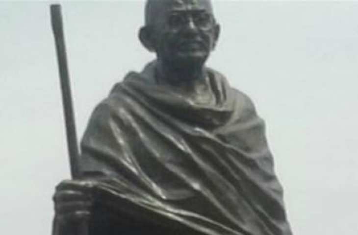 Gandhi Statue Row: फजीहत के बाद मेरठ नगर निगम ने हटाई कबाड़ से बनी बापू की मूर्ति, लेकिन फिर एक हुई गलती, मचा बवाल