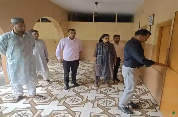 उत्तराखंड के हल्द्वानी स्थित वनभूलपुरा क्षेत्र में प्रशासन की कार्रवाई के बाद कई मदरसों में पढ़ने वाले बच्चों की तालीम प्रभावित हुई है। प्रशासन ने नियमों के पालन और दस्तावेजों से जुड़े मामलों को लेकर कुछ मदरसों पर कार्रवाई करते हुए उन्हें बंद कराया है। बताया जा रहा है कि इस कार्रवाई के चलते करीब 452 बच्चों की पढ़ाई फिलहाल रुक गई है। प्रशासन की कार्रवाई के बाद इलाके में यह मामला चर्चा का विषय बना हुआ है।  जानकारी के मुताबिक वनभूलपुरा क्षेत्र में संचालित इन मदरसों में बड़ी संख्या में बच्चे धार्मिक शिक्षा के साथ अन्य विषयों की पढ़ाई भी करते थे। प्रशासन की ओर से की गई जांच के बाद संबंधित संस्थानों के खिलाफ कार्रवाई की गई। कार्रवाई के बाद मदरसा संचालकों और बच्चों के परिजनों के सामने पढ़ाई जारी रखने को लेकर चुनौती खड़ी हो गई है।  जांच के बाद प्रशासन ने की कार्रवाई  प्रशासन की ओर से क्षेत्र में संचालित मदरसों की व्यवस्थाओं और जरूरी दस्तावेजों की जांच की गई थी। जांच के दौरान जिन संस्थानों में निर्धारित नियमों के अनुरूप व्यवस्थाएं नहीं मिलीं, उनके खिलाफ कार्रवाई की गई। इसी क्रम में वनभूलपुरा क्षेत्र के कुछ मदरसों को बंद कराया गया।  अधिकारियों का कहना है कि शिक्षण संस्थानों का संचालन निर्धारित नियमों और मानकों के अनुरूप होना जरूरी है। यदि किसी संस्था में नियमों का पालन नहीं होता है तो प्रशासन की ओर से नियमानुसार कार्रवाई की जाती है। मदरसों की जांच भी इसी प्रक्रिया का हिस्सा बताई जा रही है।  452 बच्चों की पढ़ाई पर पड़ा असर  प्रशासन की कार्रवाई के बाद इन मदरसों में शिक्षा प्राप्त कर रहे करीब 452 बच्चों की पढ़ाई प्रभावित हुई है। बच्चों के अभिभावक अब इस बात को लेकर चिंतित हैं कि उनकी पढ़ाई आगे कैसे जारी रहेगी। वहीं, संबंधित मदरसा संचालकों की ओर से भी प्रशासन की कार्रवाई को लेकर अपनी बात रखी जा रही है।  बच्चों की शिक्षा प्रभावित होने के कारण स्थानीय स्तर पर यह सवाल भी उठ रहा है कि वैकल्पिक व्यवस्था क्या होगी। यदि मदरसों का संचालन दोबारा शुरू नहीं होता है तो बच्चों की पढ़ाई के लिए उन्हें अन्य मान्यता प्राप्त संस्थानों में दाखिला दिलाने की जरूरत पड़ सकती है।  नियमों का पालन जरूरी  प्रशासन का कहना है कि किसी भी शिक्षण संस्थान के लिए तय नियमों और मानकों का पालन करना आवश्यक है। संस्थानों की मान्यता, पंजीकरण, भवन, सुरक्षा और शिक्षा व्यवस्था से जुड़े प्रावधानों का पालन किया जाना जरूरी है। प्रशासन की जांच का उद्देश्य भी संस्थानों में निर्धारित व्यवस्थाओं की स्थिति का पता लगाना बताया जा रहा है।  वनभूलपुरा में हुई इस कार्रवाई के बाद अब संबंधित संस्थानों के दस्तावेज और व्यवस्थाएं चर्चा के केंद्र में हैं। वहीं, 452 बच्चों की शिक्षा प्रभावित होने के कारण अभिभावक जल्द समाधान की उम्मीद कर रहे हैं। प्रशासन की आगे की कार्रवाई और संबंधित संस्थानों की ओर से नियमों के अनुपालन की स्थिति के बाद ही यह स्पष्ट होगा कि इन मदरसों में पढ़ाई कब तक दोबारा शुरू हो सकेगी।