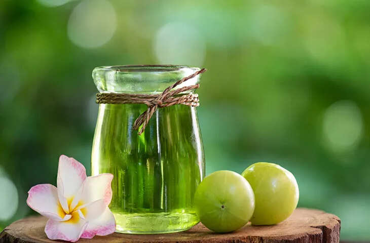 आंवला का पानी बालों के लिए है वरदान! सफेद और कमजोर बालों से मिलेगी राहत, घर पर ऐसे बनाकर करें इस्तेमाल