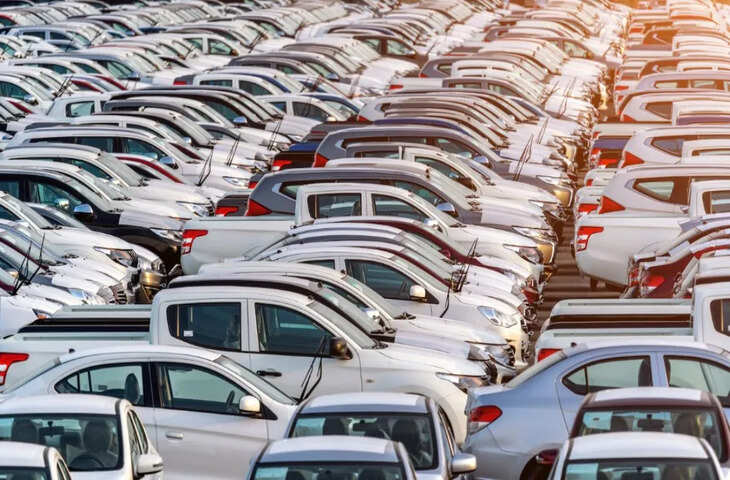 आखिर क्यों मेन रोड और हाईवे पर ही बनते हैं ज्यादातर कार शोरूम? जानिए इसके पीछे की बड़ी वजह