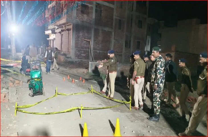 बिहार की राजधानी पटना से एक बड़ी खबर सामने आई है। रविवार देर रात एक दिल दहला देने वाली घटना हुई। खबरों के मुताबिक, गोपालपुर थाना इलाके के शाहपुर गांव में एक शादी समारोह में दो युवकों की गोली मारकर हत्या कर दी गई। बताया जा रहा है कि दोनों भाइयों को रिसेप्शन के दौरान गोली मारी गई। इस घटना से इलाके में हड़कंप मच गया है। पुलिस मामले की जांच कर रही है।  बताया जा रहा है कि दोनों युवकों पर करीब 20 राउंड फायरिंग की गई। खबरों के मुताबिक, मनीष कुमार और मंजीत कुमार की उस समय गोली मारकर हत्या कर दी गई, जब वे रिसेप्शन से बाहर आ रहे थे, तभी पहले से घात लगाए अपराधियों ने उन्हें गोली मार दी। दोनों मृतक राज किशोर राय के बेटे बताए जा रहे हैं। मनीष तीन भाइयों में सबसे बड़ा और मंजीत सबसे छोटा था। दोनों भाई प्रॉपर्टी डीलर थे।  दरअसल, यह दौलत राम के बेटे विक्की की शादी का रिसेप्शन था और मनीष और मंजीत पार्टी में शामिल होने गए थे। कहा जा रहा है कि पार्टी के दौरान दोनों भाइयों का आरोपियों से झगड़ा हो गया और सभी चले गए। मनीष और मंजीत खाना खाकर बाहर आ रहे थे, तभी उन्हें गोली मार दी गई। कई गोलियां लगने से दोनों भाई गिर पड़े, जिससे अफरा-तफरी मच गई। मनीष की मौके पर ही मौत हो गई, जबकि मंजीत को गंभीर हालत में अस्पताल ले जाया गया, जहां उसकी भी मौत हो गई।  जमीन का झगड़ा?  स्थानीय लोगों का मानना ​​है कि पूरी घटना जमीन के झगड़े की वजह से हुई है। गांव के पाटीदार से छह एकड़ जमीन को लेकर पिछले 40 सालों से झगड़ा चल रहा था। करीब पांच महीने पहले कोर्ट ने मनीष के परिवार के पक्ष में फैसला सुनाया था। माना जा रहा है कि इसी झगड़े में भाइयों को गोली मारी गई। गोली मारने का आरोप कृष्णा, प्रेम और उनके परिवार वालों पर है।  भाइयों को गोली लगने की खबर से इलाके में दहशत फैल गई। देर रात सिटी एसपी पूर्व परिचय कुमार, सदर एएसपी फॉरेस्ट अभिनव के साथ मौके का मुआयना किया। तनाव को देखते हुए इलाके में अतिरिक्त पुलिस बल तैनात किया गया है। देर रात FSL टीम भी मौके पर पहुंची और जांच की। पुलिस पूरे मामले की जांच कर रही है।