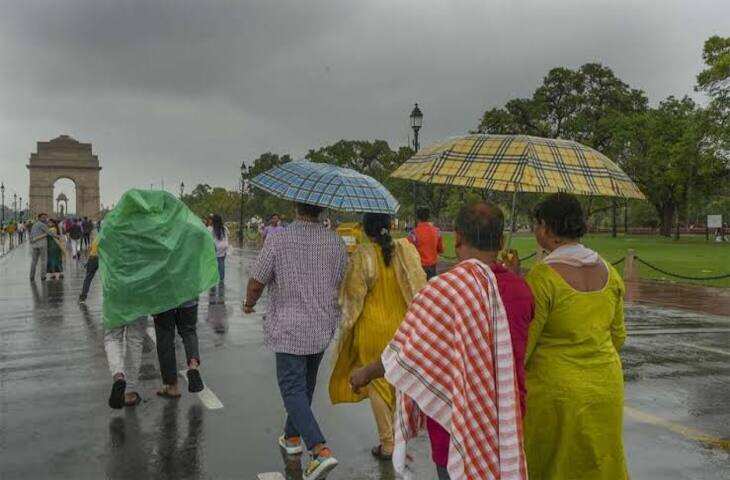 Delhi Weather Today: राजधानी में उमस के बीच बदलेगा मौसम का मिजाज, AQI खराब होने से बढ़ी चिंता, जानिए पूरा अपडेट