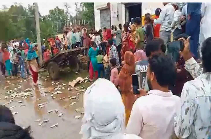 सहारनपुर में शराब ठेके के खिलाफ महिलाओं का उग्र विरोध, शराब सड़क पर फेंकी