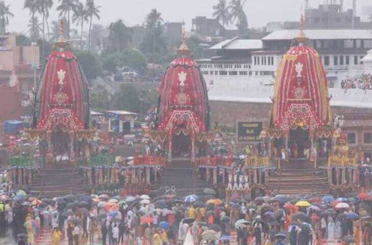 पुरी में बारिश के बीच भगवान जगन्नाथ रथ पर विराजमान, वीडियो में जाने गजपति महाराजा ने सोने की झाड़ू से की छेरापहंरा रस्म; अहमदाबाद में भी निकली भव्य रथयात्रा