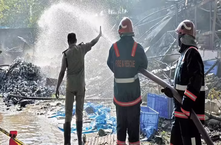 Kochi एक और सरकारी गोदाम में लगी आग, दमकलकर्मी की मौत