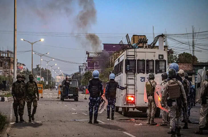 मणिपुर में हिंसक घटनाओं के बीच इंफाल समेत 5 जिलों में इंटरनेट बंद, जाने क्यों भड़की हिंसा की आग ?