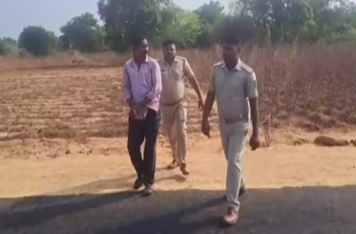 एक सनसनीखेज वारदात ने पूरे इलाके को दहला दिया है, जहां एकतरफा प्रेम और पारिवारिक तनाव ने खौफनाक रूप ले लिया। आरोप है कि भाभी द्वारा बार-बार प्यार के प्रस्ताव को ठुकराए जाने से गुस्साए देवर ने खून-खराबे की साजिश रच डाली और वारदात को अंजाम दे दिया।  एकतरफा प्रेम बना विवाद की वजह  प्रारंभिक जानकारी के अनुसार, मामला लंबे समय से चल रहे पारिवारिक विवाद और एकतरफा प्रेम से जुड़ा बताया जा रहा है। बताया जा रहा है कि आरोपी देवर अपने रिश्ते में ही भाभी को लेकर गलत भावना रखता था, जिसे कई बार ठुकराया गया।  परिजनों के मुताबिक, महिला ने साफ तौर पर इस तरह के प्रस्ताव को स्वीकार करने से इनकार कर दिया था, जिसके बाद आरोपी के व्यवहार में बदलाव आने लगा था।  गुस्से में लिया खौफनाक कदम  घटना वाले दिन विवाद इतना बढ़ गया कि आरोपी ने गुस्से में आकर खौफनाक कदम उठा लिया। आरोप है कि उसने महिला पर हमला कर दिया, जिससे इलाके में हड़कंप मच गया। घटना के बाद स्थानीय लोग मौके पर पहुंचे और तुरंत पुलिस को सूचना दी।  पुलिस जांच में जुटी  पुलिस ने मामला दर्ज कर जांच शुरू कर दी है। शुरुआती जांच में इसे पारिवारिक विवाद और आपसी रंजिश से जुड़ा मामला माना जा रहा है। आरोपी की तलाश जारी है और पुलिस की कई टीमें उसे पकड़ने के लिए दबिश दे रही हैं।  शव को पोस्टमार्टम के लिए भेज दिया गया है और गवाहों के बयान दर्ज किए जा रहे हैं।  इलाके में तनाव का माहौल  घटना के बाद पूरे इलाके में दहशत और तनाव का माहौल है। स्थानीय लोगों का कहना है कि परिवार में लंबे समय से तनाव चल रहा था, लेकिन किसी ने नहीं सोचा था कि मामला इतना गंभीर रूप ले लेगा।  समाज के लिए बड़ा सवाल  यह घटना एक बार फिर यह सवाल खड़ा करती है कि पारिवारिक रिश्तों में बढ़ता तनाव और एकतरफा भावनाएं किस तरह खतरनाक मोड़ ले सकती हैं। विशेषज्ञों का कहना है कि ऐसे मामलों में समय रहते संवाद और हस्तक्षेप बेहद जरूरी होता है।
