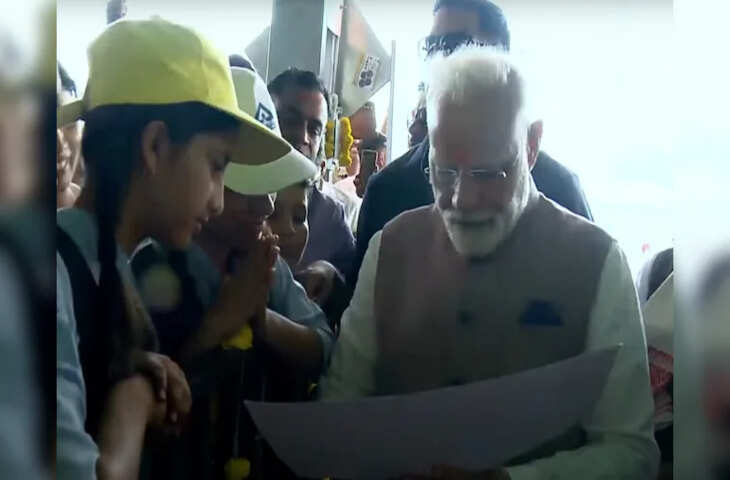 बीकानेर में पीएम मोदी ने बच्चों को दिया ऑटोग्राफ, देशनोक रेलवे स्टेशन का भी किया उद्घाटन