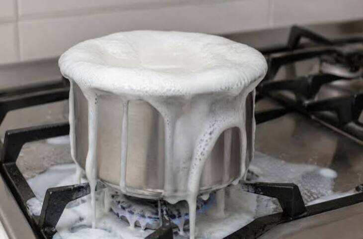 Milk Boiling Tips: दूध उबलकर गैस पर नहीं गिरेगा, अपनाएं ये आसान घरेलू तरीके