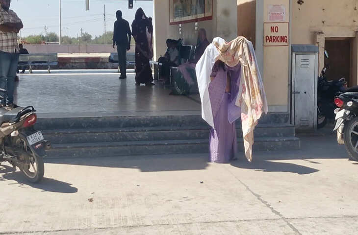 नागौर के मारवाड़ मूंडवा रेलवे स्टेशन पर मधुमक्खियों का हमला, फुटेज में देंखे दो महिलाओं को पीपीई किट पहनकर किया गया रेस्क्यू