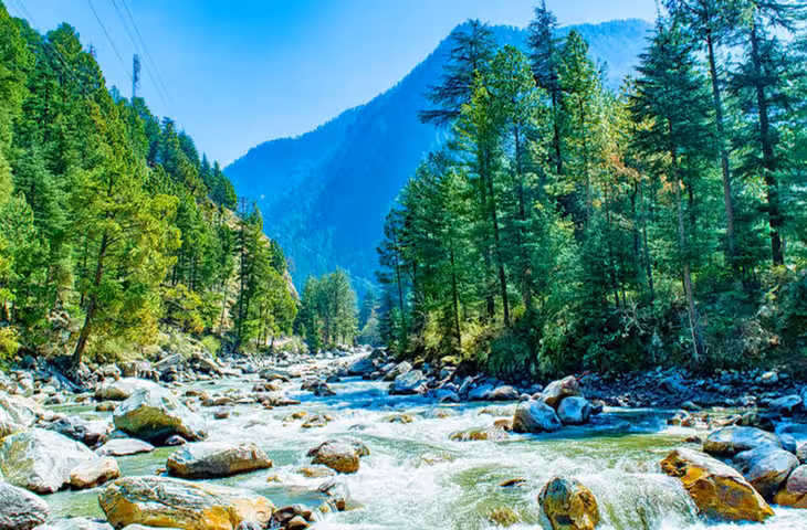 दिल्ली के शोर-शराबे से दूर सुकून की जगह: एक ही जगह पर देखें झील, पहाड़ और जंगल; जानें पहुँचने का रास्ता