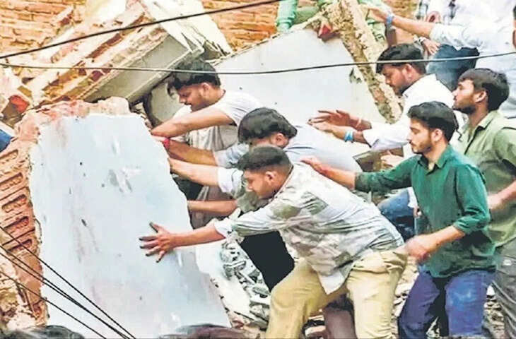 दिल्ली के सत्य निकेतन में पांच मंजिला इमारत भरभराकर गिरी, 5 की मौत; कई छात्र मलबे में दबे