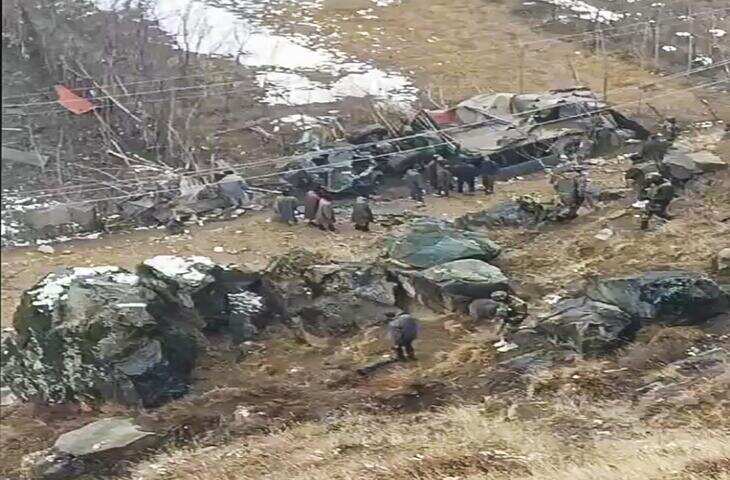 सड़क दुर्घटना में चार जवानों की मौत