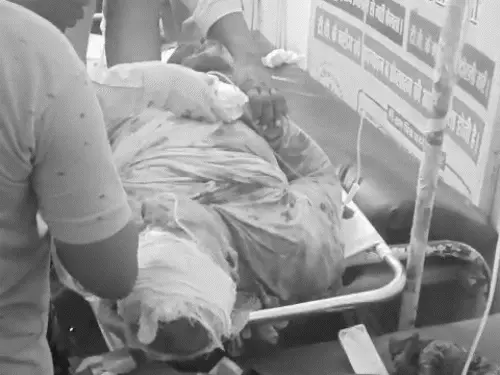 लीज के रास्ते को लेकर चल रहे विवाद के बीच एक पूर्व विधायक की हत्या का मामला सामने आया है। घटना के दौरान सुरक्षा में तैनात सिक्योरिटी गार्ड भी घायल हो गया। घायल गार्ड के मुताबिक, वारदात से पहले अचानक लाइट चली गई और इसके बाद हमलावरों ने हमला कर दिया। घटना के बाद इलाके में हड़कंप मच गया। पुलिस मामले की जांच में जुटी है और हत्या के पीछे की वजह तथा हमले में शामिल लोगों की भूमिका का पता लगाने का प्रयास किया जा रहा है।  लीज के रास्ते को लेकर चल रहा था विवाद  प्रारंभिक जानकारी के अनुसार, पूर्व विधायक की हत्या के पीछे लीज के रास्ते को लेकर विवाद बताया जा रहा है। जमीन या रास्ते के इस्तेमाल को लेकर चल रहे विवाद कई बार स्थानीय स्तर पर तनाव का कारण बन जाते हैं। हालांकि, इस मामले में विवाद की शुरुआत कब हुई, रास्ते को लेकर किन पक्षों के बीच मतभेद था और हत्या की घटना से इसका संबंध क्या है, इसकी पुष्टि जांच के बाद ही हो सकेगी।  पुलिस इस बात की पड़ताल कर सकती है कि घटना से पहले दोनों पक्षों के बीच कोई कहासुनी या धमकी हुई थी या नहीं। इसके अलावा विवाद से जुड़े दस्तावेजों और अन्य साक्ष्यों की भी जांच महत्वपूर्ण होगी।  सिक्योरिटी गार्ड ने बताई वारदात की कहानी  घटना में घायल सिक्योरिटी गार्ड ने बताया कि पहले अचानक बिजली चली गई और इसके बाद हमला हो गया। गार्ड के बयान के मुताबिक, घटनाक्रम इतनी तेजी से हुआ कि हमलावरों के बारे में तत्काल पूरी जानकारी मिल पाना मुश्किल था।  गार्ड का बयान जांच के लिहाज से महत्वपूर्ण माना जा सकता है। पुलिस उसके बयान के साथ घटनास्थल पर मौजूद अन्य लोगों से पूछताछ और उपलब्ध साक्ष्यों का मिलान कर सकती है। बिजली जाने की वजह और उस दौरान घटनास्थल पर मौजूद परिस्थितियों की जांच भी मामले की कड़ियां जोड़ने में मदद कर सकती है।  हत्या के बाद जांच तेज  पूर्व विधायक की हत्या के मामले में पुलिस के सामने हमलावरों की पहचान, वारदात की योजना और हत्या के पीछे की वजह का पता लगाने की चुनौती है। जांच के दौरान घटनास्थल से साक्ष्य जुटाने, संभावित प्रत्यक्षदर्शियों के बयान दर्ज करने और आसपास लगे सीसीटीवी कैमरों की फुटेज खंगालने जैसे कदम महत्वपूर्ण हो सकते हैं।  यदि हत्या का संबंध रास्ते या लीज विवाद से सामने आता है, तो पुलिस संबंधित दस्तावेजों और पुराने विवादों की भी पड़ताल कर सकती है। हालांकि, किसी भी व्यक्ति की भूमिका को लेकर अंतिम निष्कर्ष जांच और उपलब्ध साक्ष्यों के आधार पर ही निकाला जाएगा।  कई सवालों के जवाब तलाश रही पुलिस  घटना में सबसे अहम सवाल यह है कि बिजली जाने के बाद हमला कैसे हुआ, हमलावर कितने थे और वारदात को अंजाम देने के पीछे क्या योजना थी। घायल सिक्योरिटी गार्ड का बयान इन सवालों के जवाब तलाशने में मददगार हो सकता है।  फिलहाल, उपलब्ध जानकारी के अनुसार पूर्व विधायक की हत्या को लीज के रास्ते के विवाद से जोड़कर देखा जा रहा है। घटना का स्थान, पूर्व विधायक की पहचान, हत्या का समय और पुलिस की ओर से की गई कार्रवाई की विस्तृत जानकारी सामने आने के बाद मामले की पूरी तस्वीर स्पष्ट हो सकेगी।