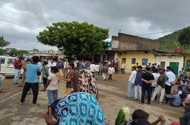सतना में अंबेडकर प्रतिमा क्षतिग्रस्त होने से आक्रोश, लोगों ने किया चक्काजाम; नागौद-उचेहरा मार्ग डायवर्ट