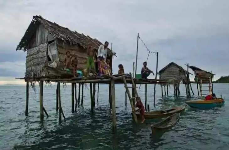 1300 साल से पानी में तैर रहा ये गांव, जमीन पर कदम नहीं रखते यहां के लोग