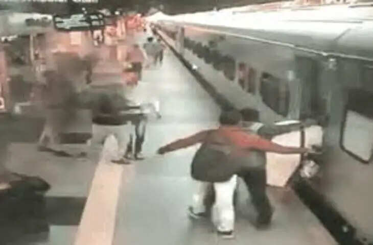 चलती ट्रेन पकड़ने के चक्कर में फिसला महिला का पैर, जान बचाने के लिए RPF वाले ने जो किया, उसकी रेलवे ने की तारीफ