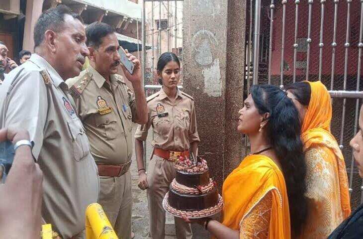 बांके बिहारी मंदिर में युवक को महिला सिपाही ने जड़े 8 थप्पड़, धक्का लगने के बाद भड़का विवाद; VIDEO वायरल