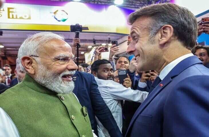 फ्रांस के राष्ट्रपति Emmanuel Macron ने प्रधानमंत्री Narendra Modi और भारत के प्रति अपनी आत्मीयता का परिचय देते हुए हिंदी में एक विशेष वीडियो संदेश साझा किया है। मैक्रों का यह संदेश सोशल मीडिया पर तेजी से वायरल हो रहा है और भारत-फ्रांस संबंधों की मजबूती का प्रतीक माना जा रहा है।  अपने वीडियो संदेश में मैक्रों ने हिंदी में कहा, &ldquo;प्रिय मित्र नरेंद्र, आपका नीस, एवियन और पेरिस के दौरे में स्वागत करते हुए मुझे बहुत खुशी हुई। फ्रांस और भारत की दोस्ती अमर रहे।&rdquo; हिंदी में संदेश देने के बाद उन्होंने मुस्कुराते हुए कहा, &ldquo;मुझे उम्मीद है यह सही होगा।&rdquo; इसके बाद अंग्रेजी में उन्होंने प्रधानमंत्री मोदी को धन्यवाद देते हुए दोनों देशों की मित्रता को और मजबूत बनाने की बात कही।  भारत-फ्रांस दोस्ती को मिला नया संदेश  मैक्रों का यह वीडियो ऐसे समय सामने आया है, जब प्रधानमंत्री नरेंद्र मोदी छह दिन के फ्रांस और स्लोवाकिया दौरे को पूरा कर भारत लौट रहे हैं। इस दौरान दोनों देशों के बीच रक्षा, तकनीक, ऊर्जा, व्यापार और रणनीतिक साझेदारी से जुड़े कई महत्वपूर्ण मुद्दों पर चर्चा हुई।  विशेषज्ञों का मानना है कि फ्रांस के राष्ट्रपति द्वारा हिंदी में दिया गया संदेश केवल औपचारिकता नहीं, बल्कि भारत और उसके लोगों के प्रति सम्मान और मित्रता का संकेत है। हाल के वर्षों में भारत और फ्रांस के संबंध लगातार मजबूत हुए हैं और दोनों देशों के शीर्ष नेताओं के बीच व्यक्तिगत स्तर पर भी बेहतर तालमेल देखने को मिला है।  पीएम मोदी ने जताया आभार  फ्रांस से रवाना होने के बाद प्रधानमंत्री नरेंद्र मोदी ने सोशल मीडिया प्लेटफॉर्म X पर अपनी यात्रा को लेकर प्रतिक्रिया दी। उन्होंने लिखा कि यह यात्रा सहभागिता और उपलब्धियों दोनों ही दृष्टिकोण से बेहद व्यापक और सफल रही।  पीएम मोदी ने कहा कि इस दौरे के दौरान विभिन्न क्षेत्रों में सहयोग बढ़ाने को लेकर सार्थक बातचीत हुई और दोनों देशों के बीच रणनीतिक साझेदारी को नई दिशा मिली। उन्होंने फ्रांस सरकार और राष्ट्रपति मैक्रों का गर्मजोशी से स्वागत और आतिथ्य के लिए आभार भी व्यक्त किया।  छह दिन के विदेश दौरे का समापन  प्रधानमंत्री मोदी का यह छह दिवसीय विदेश दौरा फ्रांस और स्लोवाकिया तक फैला रहा। दौरे के दौरान उन्होंने कई उच्चस्तरीय बैठकों में भाग लिया और विभिन्न कार्यक्रमों में भारत का प्रतिनिधित्व किया। फ्रांस में उन्होंने भारतीय समुदाय के लोगों से भी मुलाकात की और दोनों देशों के बीच बढ़ते सहयोग को लेकर चर्चा की।  इस दौरान रक्षा सहयोग, कृत्रिम बुद्धिमत्ता, जलवायु परिवर्तन, स्वच्छ ऊर्जा और निवेश जैसे कई अहम विषयों पर विचार-विमर्श हुआ। दोनों देशों ने भविष्य में भी विभिन्न क्षेत्रों में सहयोग बढ़ाने की प्रतिबद्धता दोहराई।  सोशल मीडिया पर चर्चा का विषय बना वीडियो  राष्ट्रपति मैक्रों का हिंदी में दिया गया संदेश सोशल मीडिया पर लोगों का ध्यान आकर्षित कर रहा है। भारतीय यूजर्स ने उनके प्रयास की सराहना करते हुए इसे भारत के प्रति सम्मान और मित्रता का प्रतीक बताया है।  भारत और फ्रांस के बीच मजबूत होते संबंधों के बीच यह वीडियो संदेश दोनों देशों की गहरी साझेदारी और नेताओं के बीच बढ़ती नजदीकियों का एक और उदाहरण बनकर सामने आया है। राजनीतिक और कूटनीतिक हलकों में भी इस संदेश को सकारात्मक संकेत के रूप में देखा जा रहा है