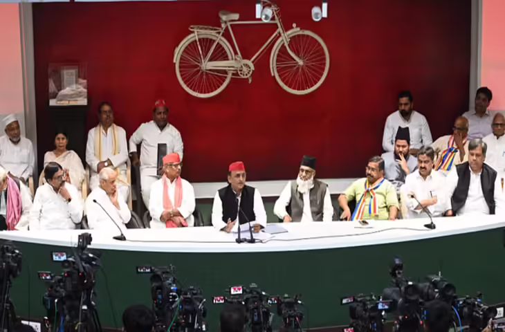 बसपा को बड़ा झटका, सपा में शामिल हुए दद्दू प्रसाद, इस विधानसभा सीट से मिल सकता