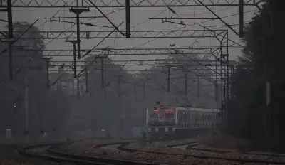 कोहरे की वजह से Delhi पहुंचने वाली स्पेशल ट्रेन, राजधानी समेत 5 ट्रेनें लेट, 2 एक्सप्रेस रद्द