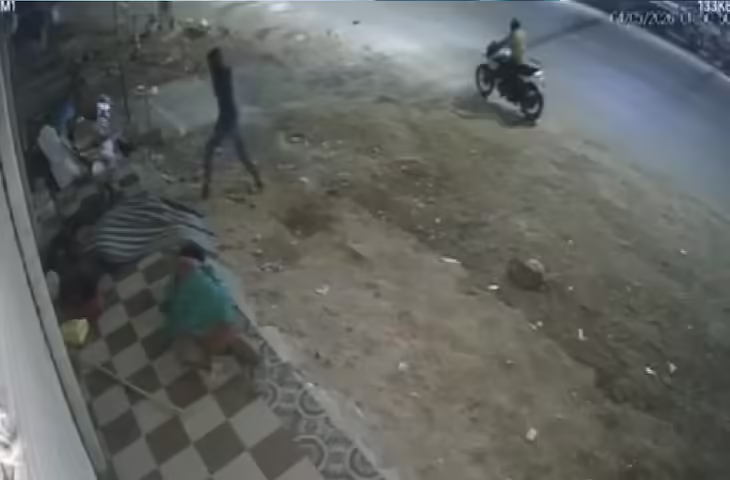 एक दिल दहला देने वाली घटना में रात के समय मां-बाप के साथ सो रही नवजात बच्ची को कथित तौर पर किडनैप कर लिया गया। इस वारदात का वीडियो सामने आने के बाद पूरे इलाके में दहशत फैल गई है और पुलिस मामले की जांच में जुट गई है।  रात की खामोशी में हुई वारदात  जानकारी के अनुसार, परिवार रात को सामान्य रूप से सो रहा था, तभी अज्ञात व्यक्ति/व्यक्तियों ने घर में घुसकर नवजात बच्ची को उठा लिया। घटना इतनी तेजी से हुई कि परिजनों को भनक तक नहीं लगी।  सुबह जब बच्ची गायब मिली तो परिवार में कोहराम मच गया और तुरंत पुलिस को सूचना दी गई।  CCTV में दिखा संदिग्ध  मामले से जुड़ा जो वीडियो सामने आया है, उसमें एक संदिग्ध व्यक्ति को घर के आसपास घूमते और फिर बच्ची को लेकर जाते हुए देखा जा रहा है। हालांकि पुलिस ने अभी वीडियो की आधिकारिक पुष्टि और फोरेंसिक जांच शुरू कर दी है।  &lsquo;गिफ्ट में बच्चा देना था&rsquo; जैसा चौंकाने वाला दावा  मामले में एक चौंकाने वाली बात यह भी सामने आई है कि आरोपी ने कथित तौर पर ऐसा बयान दिया कि &ldquo;किसी के गिफ्ट में बच्चा देना था।&rdquo; हालांकि पुलिस ने इस दावे की पुष्टि नहीं की है और इसे जांच के दायरे में रखा गया है।  पुलिस ने शुरू की जांच  पुलिस ने अपहरण का मामला दर्ज कर लिया है और कई टीमें बच्ची की तलाश में लगाई गई हैं। आसपास के इलाकों में सीसीटीवी फुटेज खंगाले जा रहे हैं और संदिग्धों से पूछताछ भी की जा रही है।  पुलिस का कहना है कि सभी एंगल से जांच की जा रही है, जिसमें मानव तस्करी की संभावना भी शामिल है।  इलाके में दहशत का माहौल  घटना के बाद पूरे इलाके में भय और आक्रोश का माहौल है। स्थानीय लोगों ने सुरक्षा व्यवस्था पर सवाल उठाए हैं और रात में गश्त बढ़ाने की मांग की है।  विशेषज्ञों की राय  सुरक्षा विशेषज्ञों का कहना है कि ऐसे मामलों में घरेलू सुरक्षा और सतर्कता बेहद जरूरी है। छोटे बच्चों को लेकर विशेष सावधानी बरतने की जरूरत होती है, खासकर रात के समय।