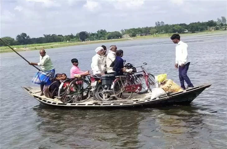 VARANASI आजमगढ़ में सरयू का जलस्‍तर उतार चढ़ाव की ओर, गांवों में फिर पहुंचा नदी का पानी, नाव बनी सहारा