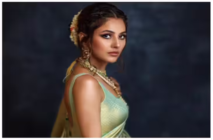 इस अभिनेता के साथ पकड़ी गयी फेमस सिंगर शहनाज गिल, आखिर क्या है रिश्ता&nbsp;