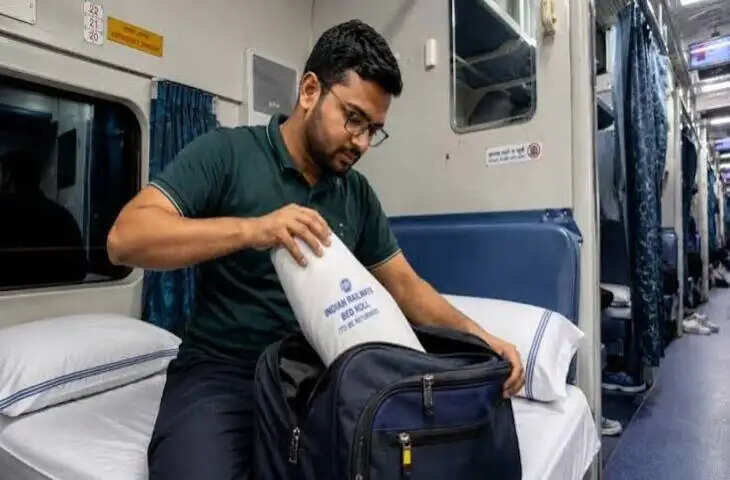 रेलवे की चादरों के बीच वायरल हुआ बुजुर्ग का कुर्ता, सब्जी खरीदते शख्स का वीडियो देख लोग नहीं रोक पाए हंसी