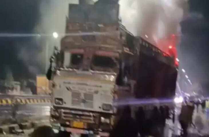 आबू रोड हाईवे पर ट्रक में भीषण आग, बैटरी स्क्रैप में शॉर्ट सर्किट की आशंका
