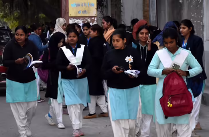 कॉलेज परीक्षा में मोबाइल से नकल, चार परीक्षार्थी पकड़े गए, नया परीक्षा केंद्र तय