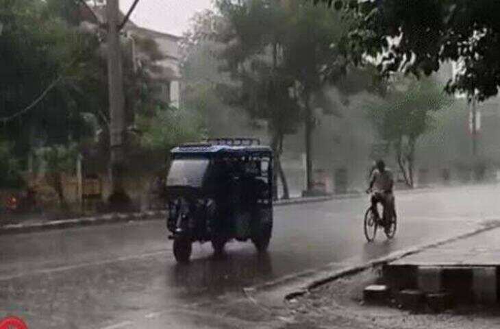 देशभर में बारिश का कहर, वीडियो में जाने बिहार-बंगाल में बिजली गिरने से 11 मौतें, उत्तराखंड में लैंडस्लाइड से 200 यात्री फंसे