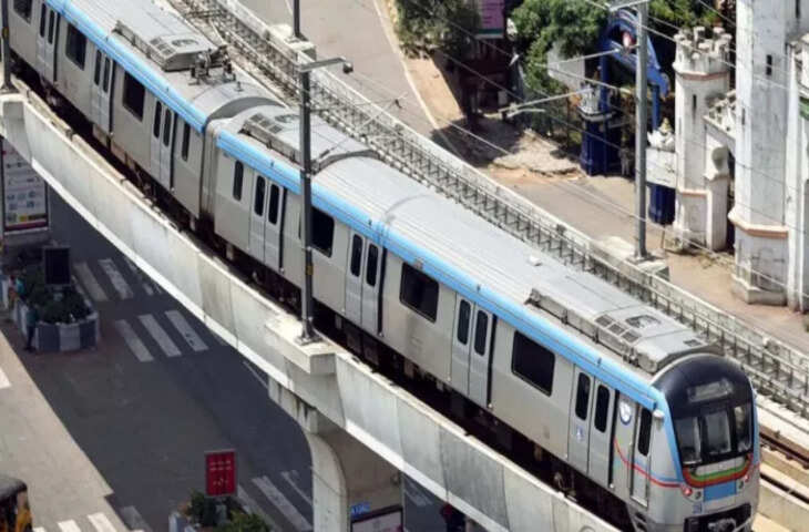 Viral Video: बैरिकेड के आगे खड़ी मिली मेट्रो, ड्राइवर की गलती देख सोशल मीडिया पर लोगों ने किए मजेदार कमेंट्स