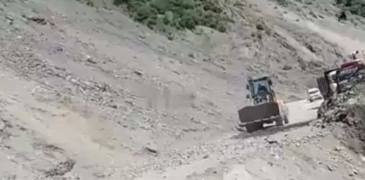 Jammu-Srinagar हाईवे पर पहाड़ों से पत्थर गिरने पर एक की मौत, दो घायल, यातायात बंद के निर्देश जारी