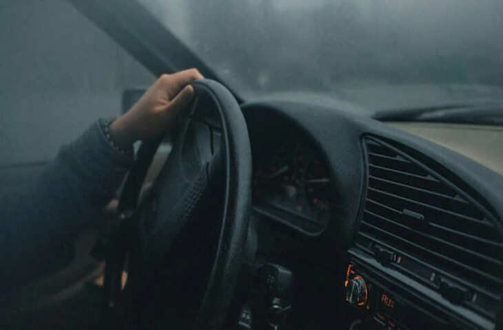 सर्दियों और कोहरे में ड्राइविंग के लिए जरूरी हैं ये सेफ्टी टूल्स, जो आपकी यात्रा को बनाएंगे सुरक्षित&nbsp;