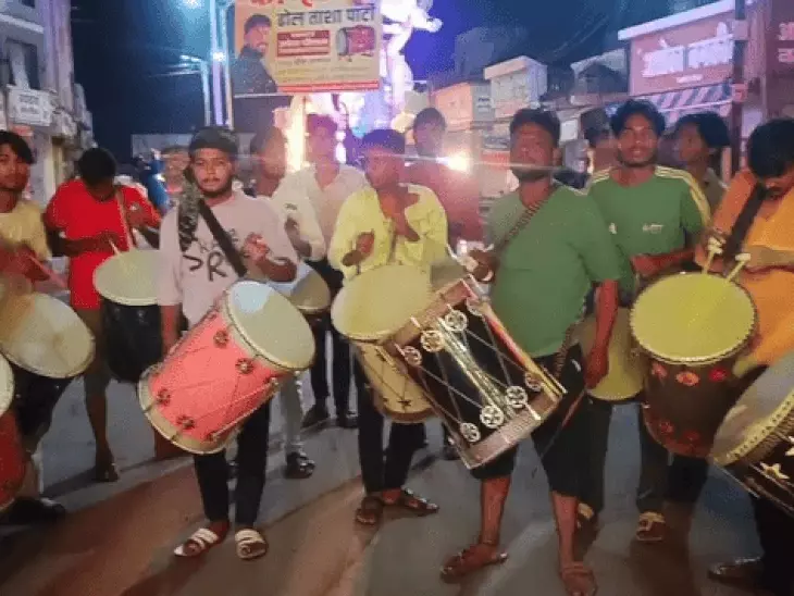 खरगोन में अनंत चतुर्दशी पर 10 झांकियों का चल समारोह, हिरण्यकश्यप वध रहा आकर्षण; बारिश के बाद रात 12.30 बजे शुरू हुआ जुलूस