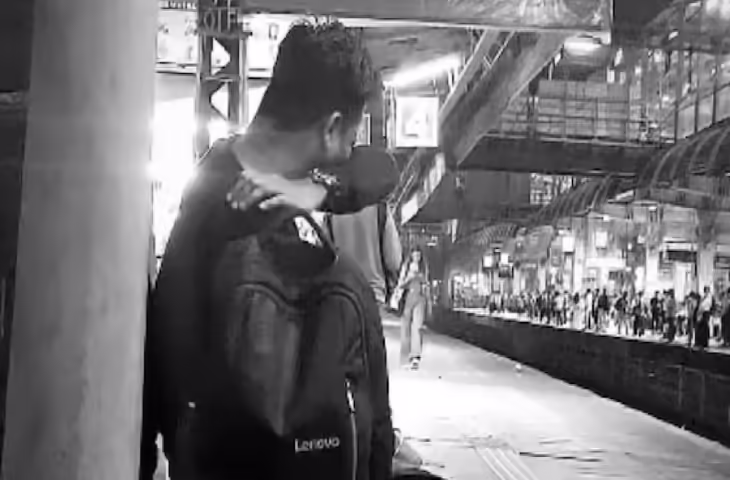 &lsquo;मर्दों को भी दर्द होता है&hellip;&rsquo;&nbsp;बोरीवली स्टेशन पर&nbsp;बिलखते शख्स का Video देख भावुक हुआ इंटरनेट