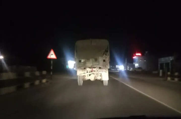 दिन में चमकती, रात में बनती जानलेवा: जैसलमेर&ndash;पोकरण राष्ट्रीय राजमार्ग 11 पर बढ़ा खतरा