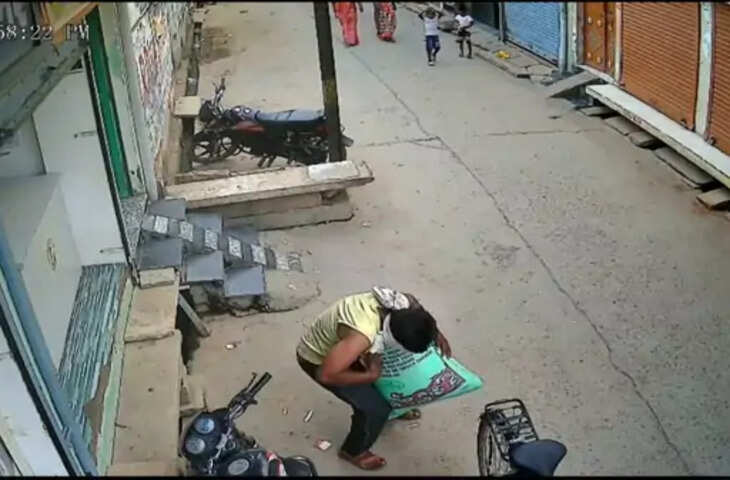 मुरैना में चोरी की वारदात CCTV में कैद: साइकिल से पहुंचे चोर ने लाइब्रेरी ऑफिस से सरसों का कट्टा सहित सामान चुराया