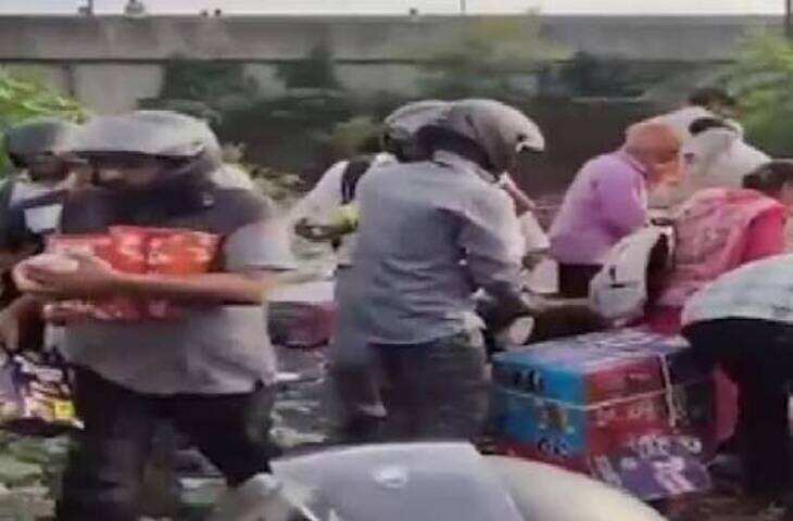 कानपुर में कूड़े के ढेर में मिली एक्सपायर्ड चॉकलेट-टॉफियां, लूटने जैसी मची होड़, देखे वीडियो 