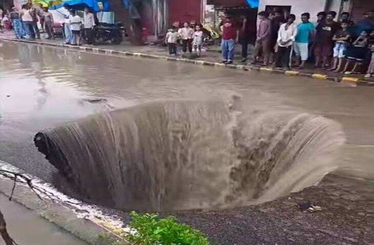 कानपुर की सड़क पर अचानक फूट पड़ा &lsquo;झरना&rsquo;!&nbsp;देखें वीडियो&nbsp;