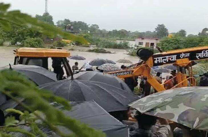 राजगढ़ में नाले में बही ईको वैन: 11 लोग थे सवार, 7 शव बरामद; बाकी की तलाश में रेस्क्यू ऑपरेशन जारी