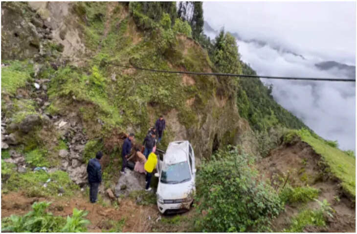 हिमालय के गांव घूमने आए बिहार पुलिसकर्मी की कार पहाड़ से नीचे गिरी, यूट्यूबर ने खाई में उतरकर बचाई जान