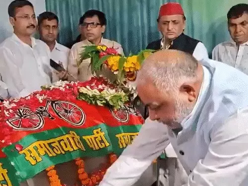 अखिलेश यादव ने रामगोविंद चौधरी को दी अंतिम विदाई, भावुक नजर आए सपा प्रमुख