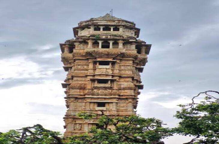 राजस्थान के चित्तौड़गढ़ दुर्ग में स्थित विजय स्तम्भ केवल एक ऐतिहासिक इमारत नहीं, बल्कि मेवाड़ की वीरता, स्थापत्य कला और गौरवशाली इतिहास का प्रतीक है। यह विशाल स्तम्भ महाराणा कुंभा द्वारा अपनी ऐतिहासिक विजय की स्मृति में बनवाया गया था। आज यह राजस्थान की प्रमुख ऐतिहासिक धरोहरों में शामिल है और देश-विदेश के पर्यटकों को अपनी ओर आकर्षित करता है।  महाराणा कुंभा ने करवाया था निर्माण विजय स्तम्भ का निर्माण मेवाड़ के महान शासक महाराणा कुंभा ने 15वीं शताब्दी में करवाया था। इसका निर्माण मालवा के सुल्तान महमूद शाह खिलजी पर विजय की याद में कराया गया था। इतिहास के अनुसार, सारंगपुर युद्ध में महाराणा कुंभा ने महमूद खिलजी की सेना को पराजित किया था। इस जीत को अमर बनाने के लिए उन्होंने चित्तौड़गढ़ दुर्ग में विजय स्तम्भ का निर्माण कराया।  122 फीट ऊंचा है विजय स्तम्भ विजय स्तम्भ अपनी विशाल ऊंचाई और अद्भुत वास्तुकला के लिए प्रसिद्ध है। यह करीब 122 फीट ऊंचा और 9 मंजिला स्मारक है। इसकी संरचना में बारीक नक्काशी की गई है। स्तम्भ के अंदर ऊपर तक जाने के लिए सीढ़ियां बनाई गई हैं, जिनसे इसकी ऊपरी मंजिल तक पहुंचा जा सकता है।इसकी बाहरी दीवारों पर देवी-देवताओं, योद्धाओं और पौराणिक कथाओं से जुड़ी अनेक मूर्तियां उकेरी गई हैं। यही कारण है कि इसे भारतीय स्थापत्य कला का उत्कृष्ट उदाहरण माना जाता है।  भगवान विष्णु को समर्पित स्तम्भ विजय स्तम्भ को भगवान विष्णु को समर्पित माना जाता है। इसकी संरचना में हिंदू धार्मिक परंपराओं और मूर्तिकला की गहरी झलक दिखाई देती है। स्तम्भ पर बनी कलाकृतियां उस समय की कला और शिल्प कौशल को दर्शाती हैं।  वास्तुकला का अद्भुत नमूना विजय स्तम्भ के निर्माण में पत्थर पर की गई नक्काशी इसे विशेष बनाती है। इसकी प्रत्येक मंजिल पर अलग-अलग कलात्मक कार्य दिखाई देते हैं। स्तम्भ पर रामायण, महाभारत और देवी-देवताओं से जुड़े प्रसंगों की झलक मिलती है।इसका निर्माण उस दौर के प्रसिद्ध वास्तुकारों और शिल्पकारों की देखरेख में हुआ था। इसकी डिजाइन में मजबूती और सुंदरता दोनों का संतुलन देखने को मिलता है।  चित्तौड़गढ़ की पहचान चित्तौड़गढ़ दुर्ग पहले से ही राजपूत वीरता और बलिदान की कहानियों के लिए प्रसिद्ध रहा है। इसी दुर्ग में स्थित विजय स्तम्भ मेवाड़ की शक्ति और स्वाभिमान का प्रतीक बन गया। यह स्तम्भ आने वाली पीढ़ियों को महाराणा कुंभा की सैन्य क्षमता और कला प्रेम की याद दिलाता है।  आज भी पर्यटकों का आकर्षण वर्तमान समय में विजय स्तम्भ चित्तौड़गढ़ आने वाले पर्यटकों के लिए सबसे प्रमुख आकर्षणों में से एक है। इसकी विशालता, नक्काशी और ऐतिहासिक महत्व लोगों को सदियों पुराने मेवाड़ के इतिहास से जोड़ते हैं।विजय स्तम्भ सिर्फ पत्थरों से बना स्मारक नहीं है, बल्कि यह महाराणा कुंभा की विजय, मेवाड़ की शौर्य परंपरा और राजस्थान की समृद्ध स्थापत्य विरासत का जीवंत प्रमाण है। इसकी ऊंचाई आज भी उस गौरवशाली दौर की कहानी कहती है, जब राजपूत राज्य अपनी वीरता और संस्कृति के लिए प्रसिद्ध थे।
