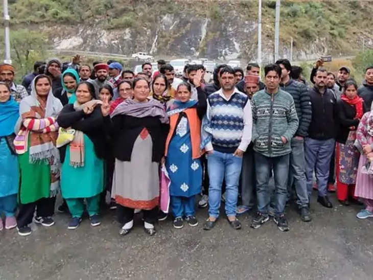 Kullu की पार्वती परियोजना के कर्मचारी हड़ताल पर : 5 घंटे काम बंद, मासिक वेतन नहीं मिलने पर एनएचपीसी के खिलाफ की नारेबाजी